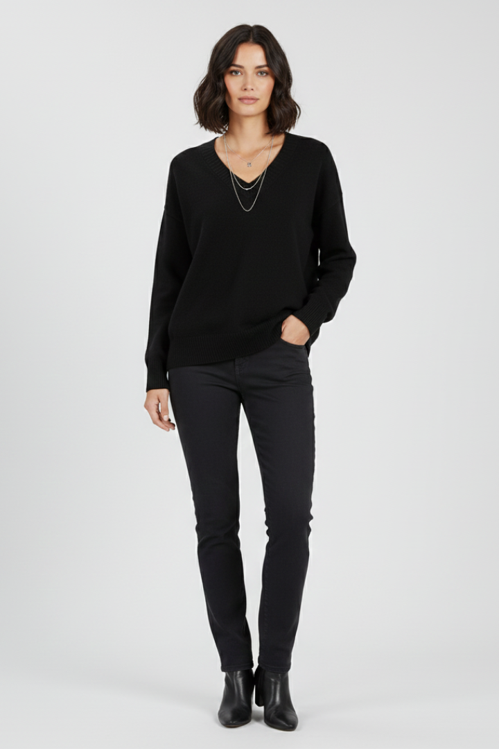 V-neck pullover – long sleeve detail