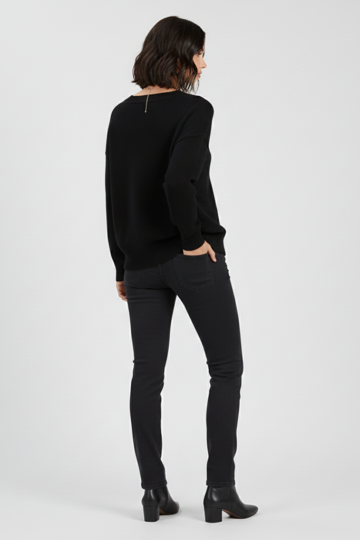 Women's pullover knitwear – neckline detail
